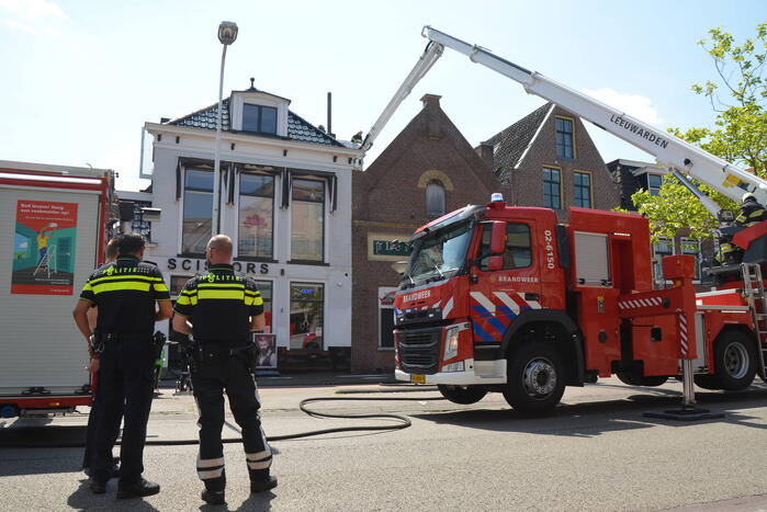 Veel rook bij brand in dak van Meubelcarrousel