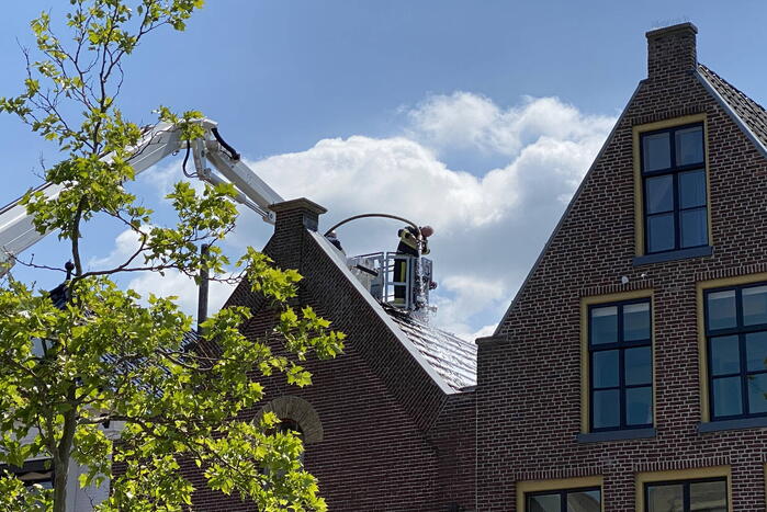 Veel rook bij brand in dak van Meubelcarrousel