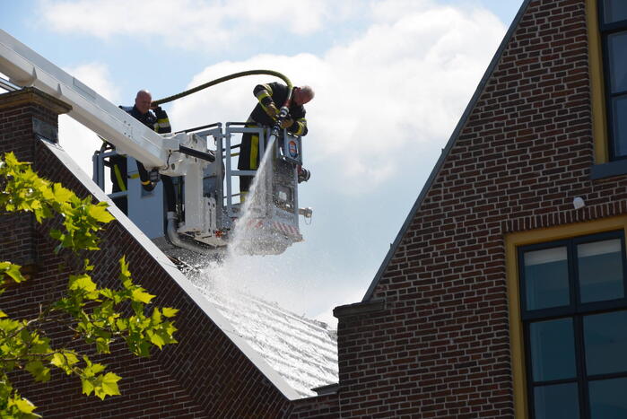Veel rook bij brand in dak van Meubelcarrousel