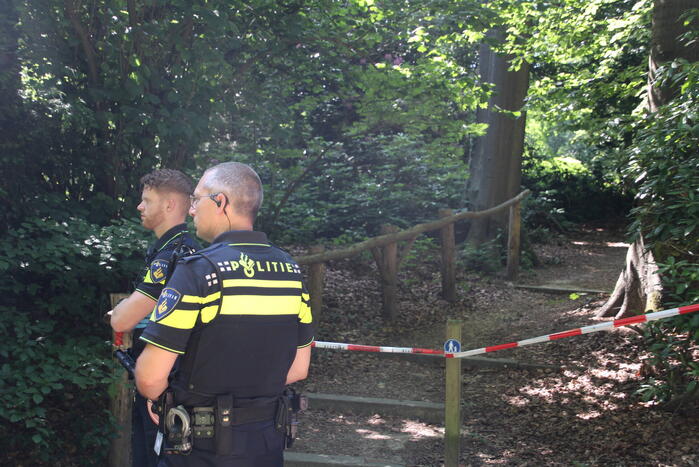 Persoon onder verdachte omstandigheden aangetroffen in bos
