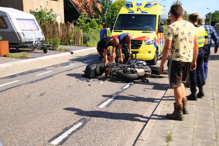 Motorrijder geschept door personenauto