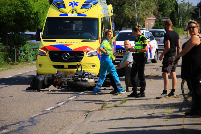 Motorrijder geschept door personenauto