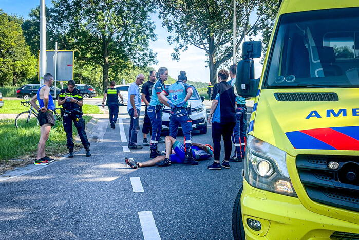 Wielrenner geschept door personenauto