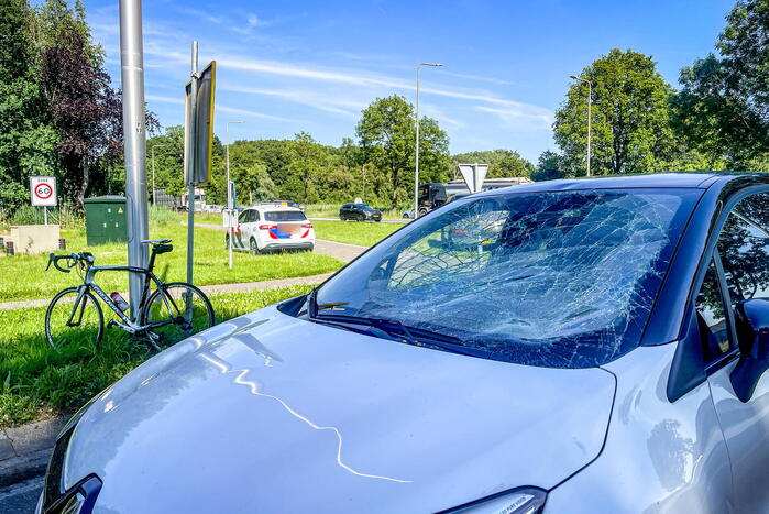 Wielrenner geschept door personenauto