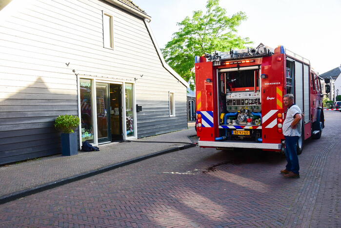 Brand in bloemenwinkel door onkruidverbranding