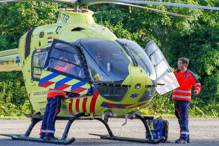 Traumahelikopter landt bij manege