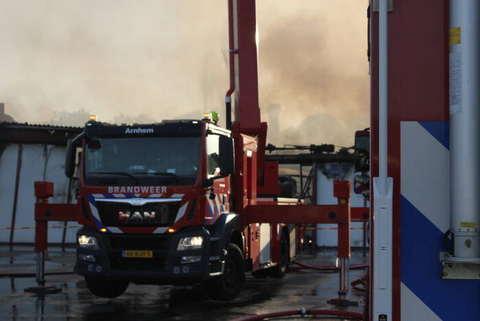 Uitslaande brand in loods transportbedrijf