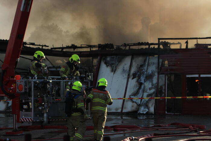 Uitslaande brand in loods transportbedrijf