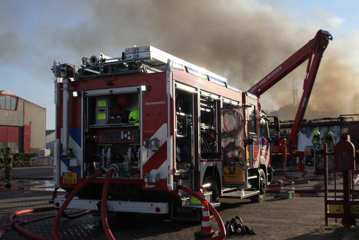 Uitslaande brand in loods transportbedrijf