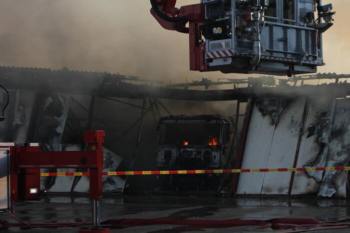 Uitslaande brand in loods transportbedrijf