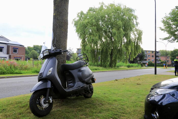 Scooterrijder met huftergedrag komt ten val
