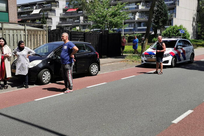 Fietser botst tegen autoportier