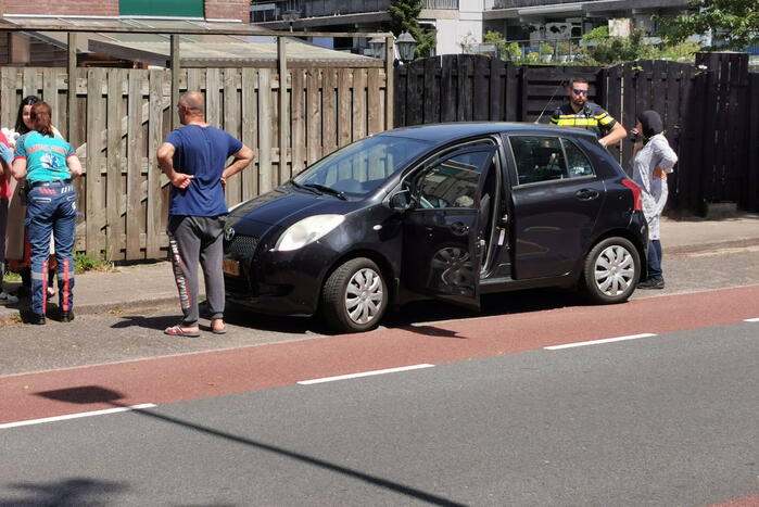 Fietser botst tegen autoportier