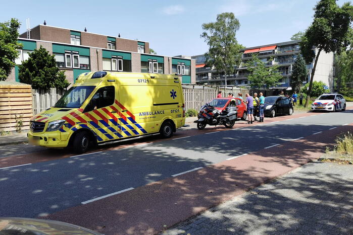 Fietser botst tegen autoportier