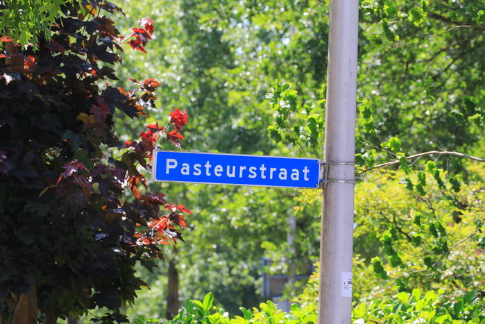 Politieagent zwaargewond bij botsing met auto