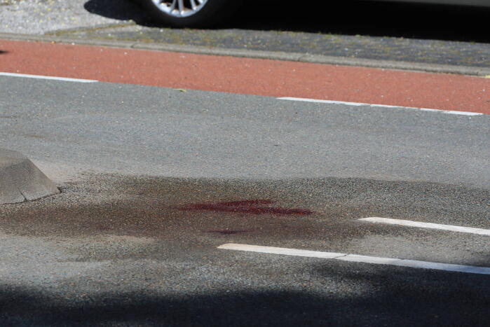 Politieagent zwaargewond bij botsing met auto