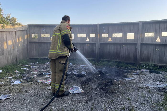 Stapel reclamefolders in brand gestoken