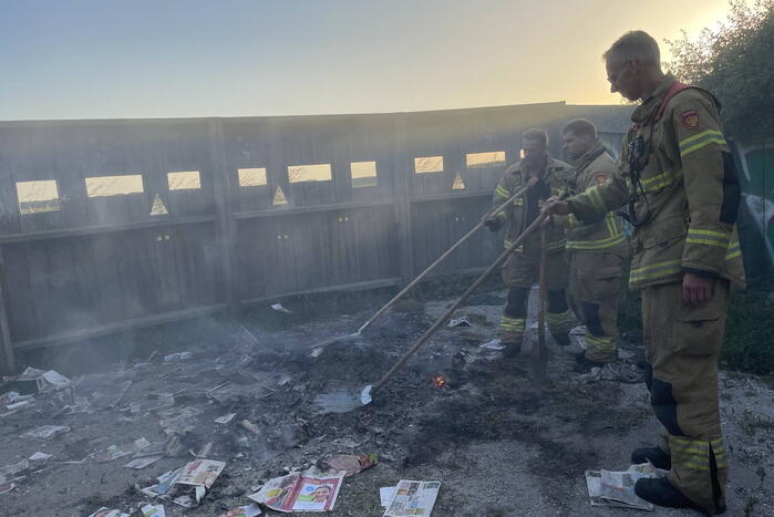 Stapel reclamefolders in brand gestoken