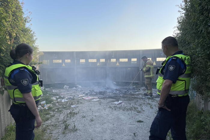 Stapel reclamefolders in brand gestoken