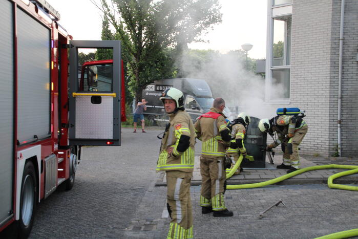 Brandweer blust brandende container