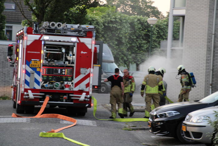 Brandweer blust brandende container