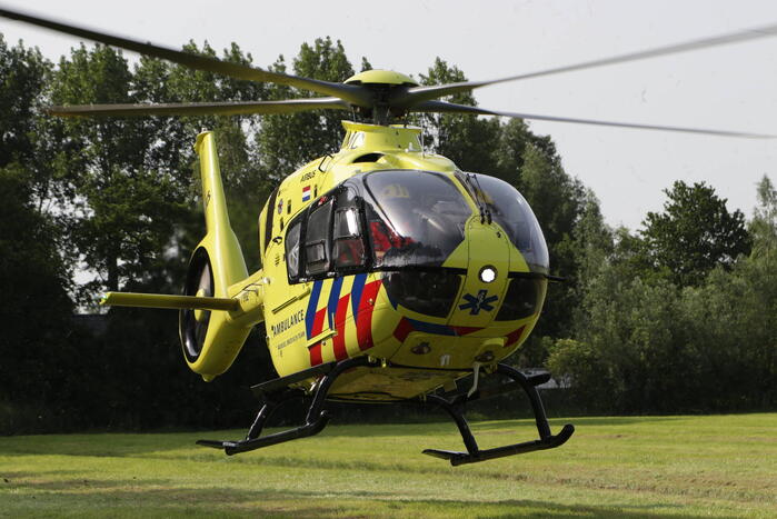 Gewonde nadat auto in sloot belandt