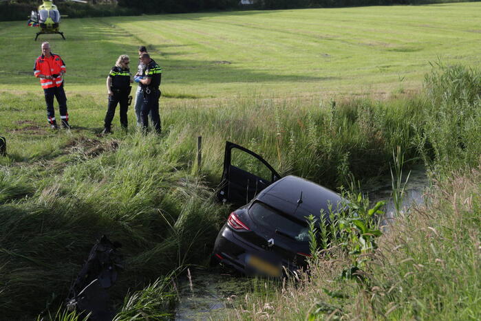Gewonde nadat auto in sloot belandt
