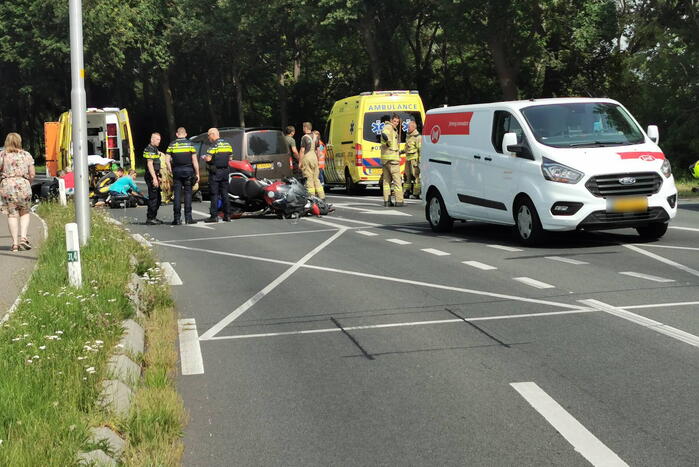 Ongeval tussen voertuigen en motoren