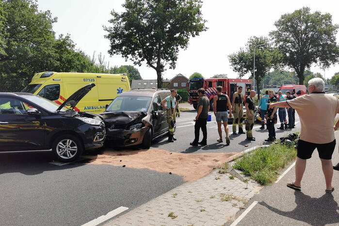 Ongeval tussen voertuigen en motoren
