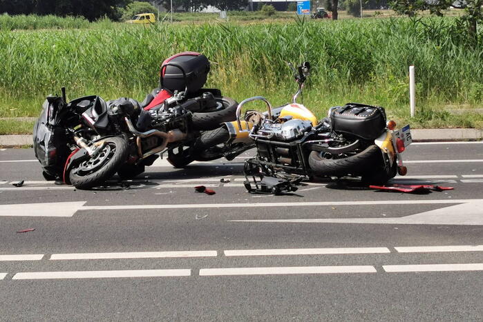 Ongeval tussen voertuigen en motoren