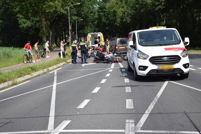 Ongeval tussen voertuigen en motoren