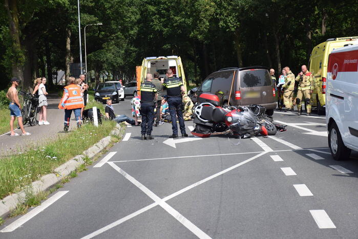 Ongeval tussen voertuigen en motoren