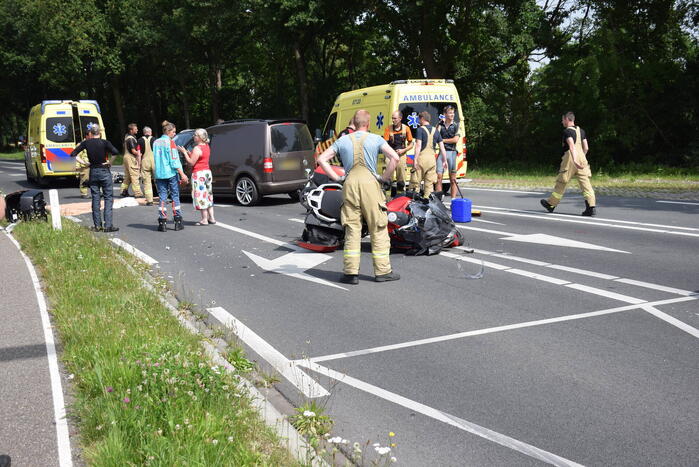 Ongeval tussen voertuigen en motoren