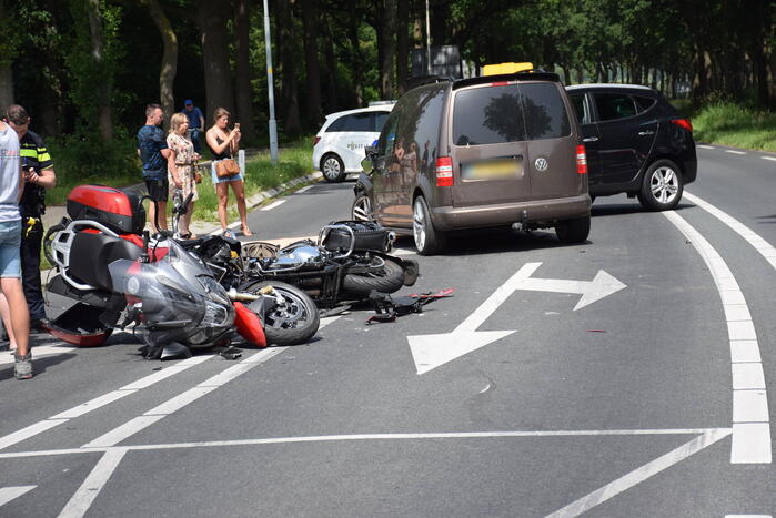 Ongeval tussen voertuigen en motoren