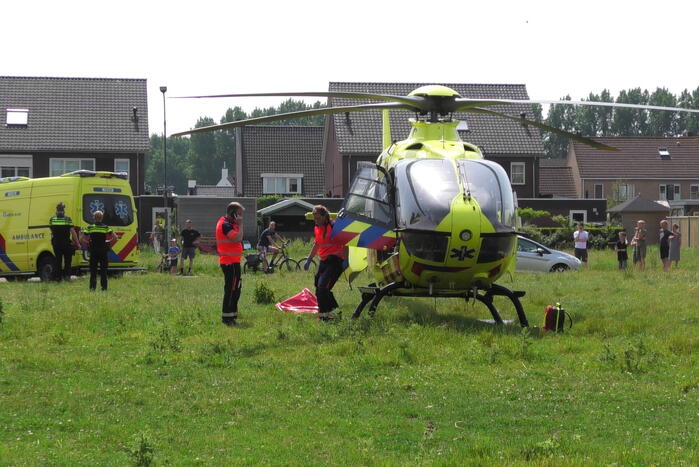 Kind ernstig gewond na val uit boom