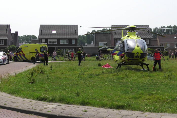 Kind ernstig gewond na val uit boom