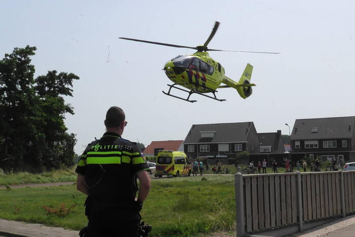 Kind ernstig gewond na val uit boom