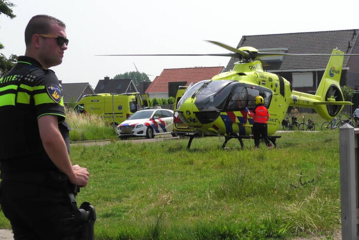 Kind ernstig gewond na val uit boom