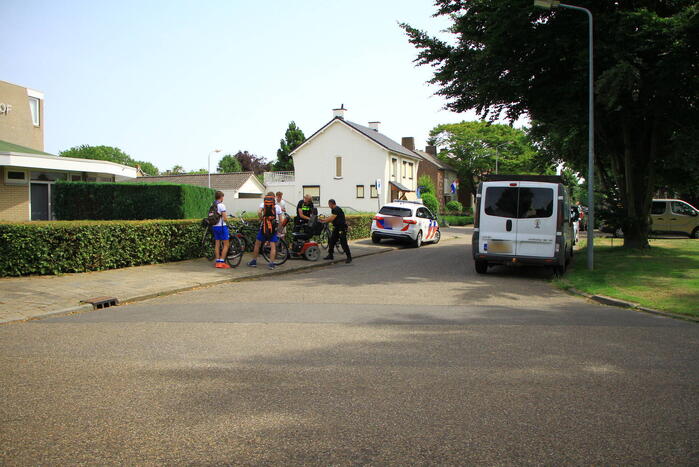 Fietser en bestuurster scootmobiel in botsing