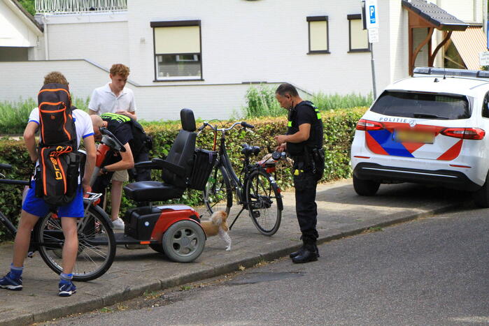 Fietser en bestuurster scootmobiel in botsing