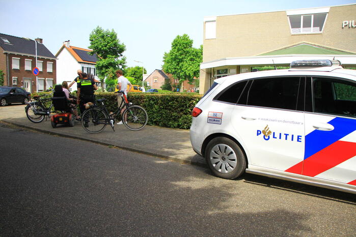 Fietser en bestuurster scootmobiel in botsing