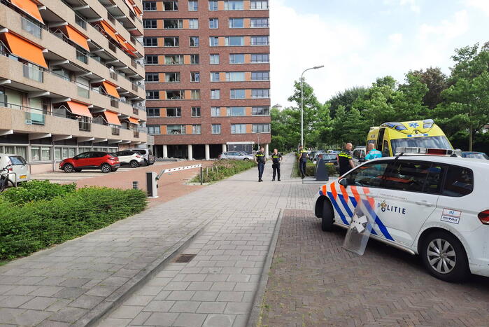 Persoon met verward gedrag gooit spullen van flat