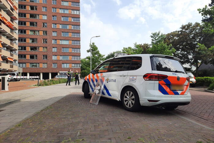 Persoon met verward gedrag gooit spullen van flat