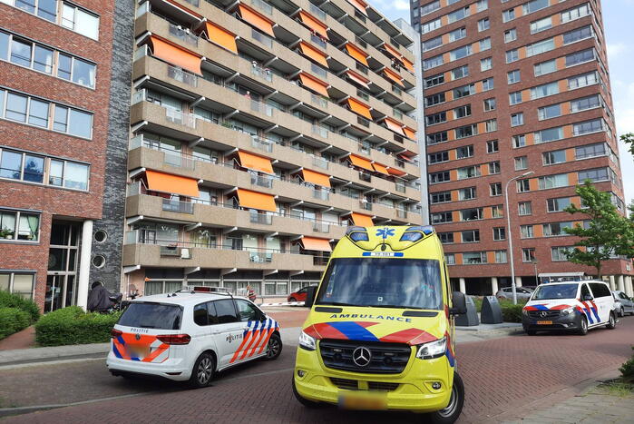 Persoon met verward gedrag gooit spullen van flat