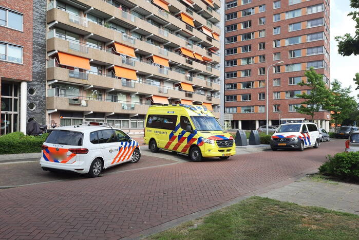 Persoon met verward gedrag gooit spullen van flat