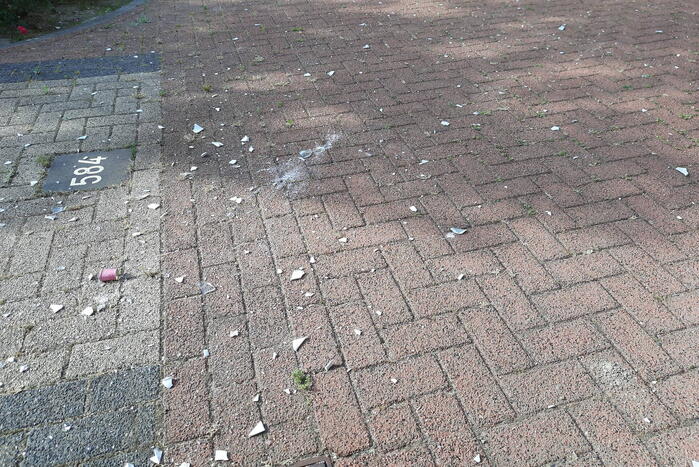 Persoon met verward gedrag gooit spullen van flat