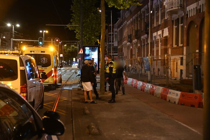 Man op straat in arm gestoken