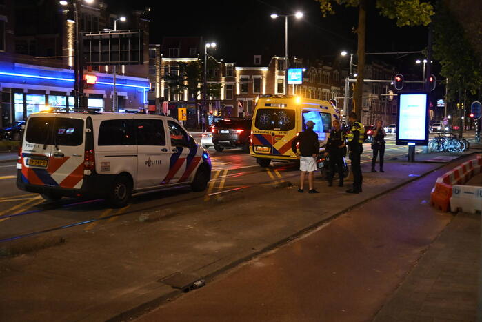 Man op straat in arm gestoken