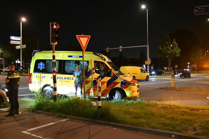 Fietsster gewond achtergelaten door automobilist