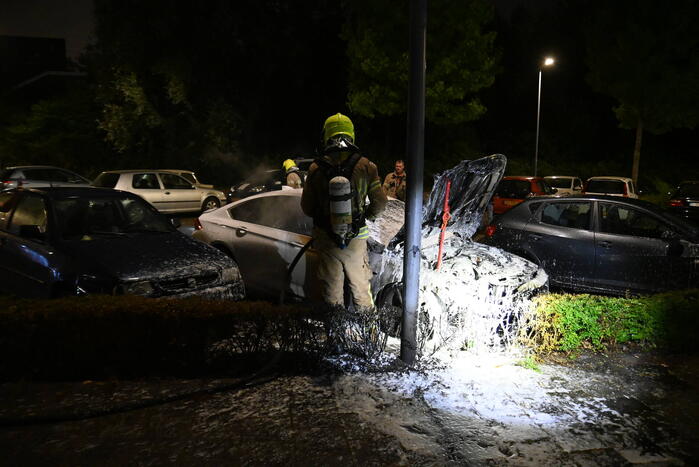 Autobrand op parkeerplaats bij metrostation